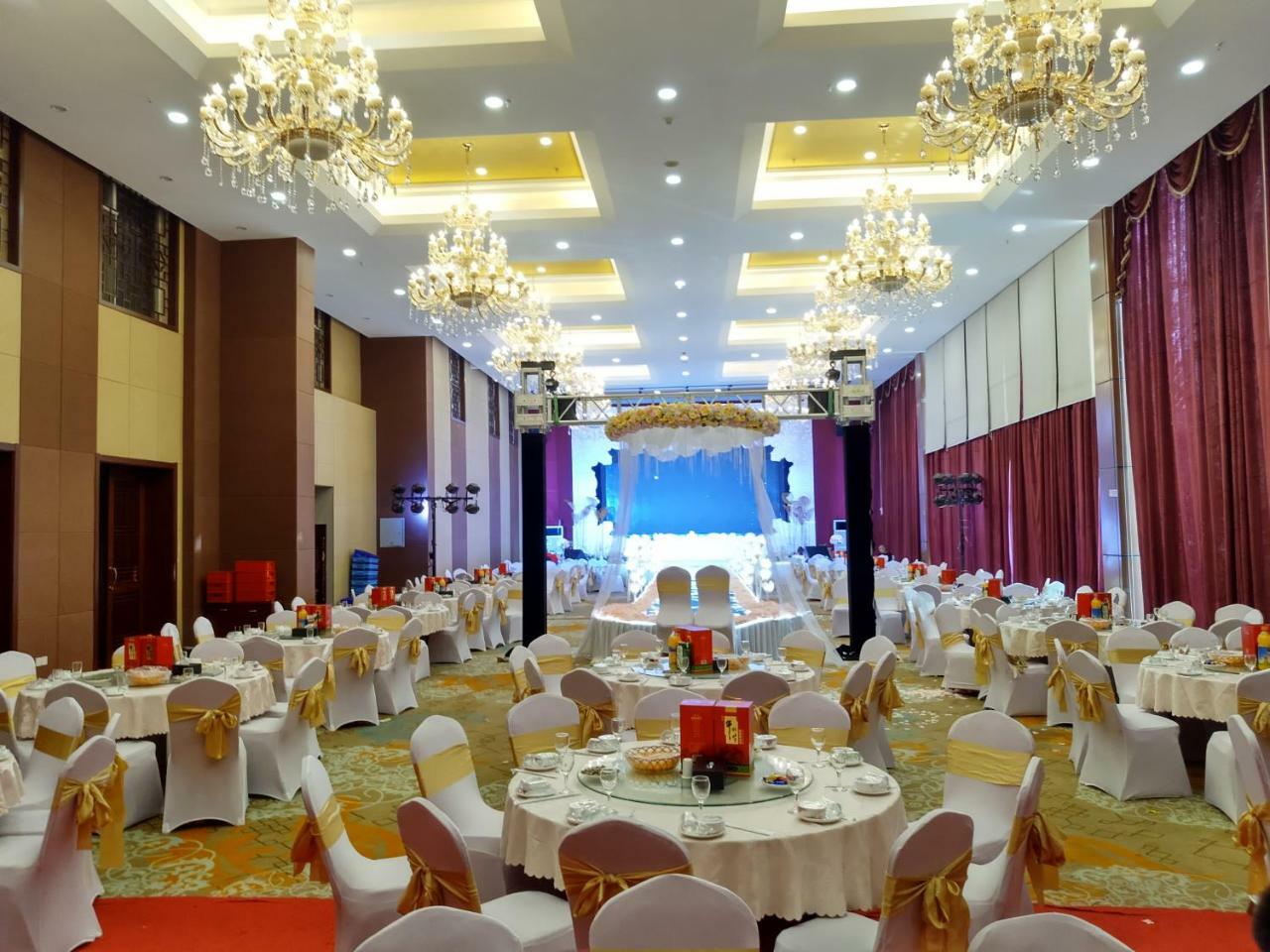 Gongmei Blue Peacock Business Hotel 3*